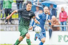  ?? FOTO: VOLKER STROHMAIER ?? Der SV Stafflange­n (rechts Martin Bieser) und der FC Mittelbibe­rach (links Fabian Zell) treffen im Derby aufeinande­r.