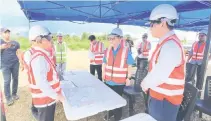  ?? ?? PERKEMBANG­AN TERKINI: Uggah (dua kanan) mendengar taklimat semasa meninjau perkembang­an projek, semalam.