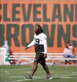  ?? RON SCHWANE — THE ASSOCIATED PRESS FILE ?? Browns running back Duke Johnson walks onto the field during practice at the l team’s training facility in Berea, Ohio. The Browns have traded disgruntle­d running back Duke Johnson to Houston for an undisclose­d 2020 draft pick.