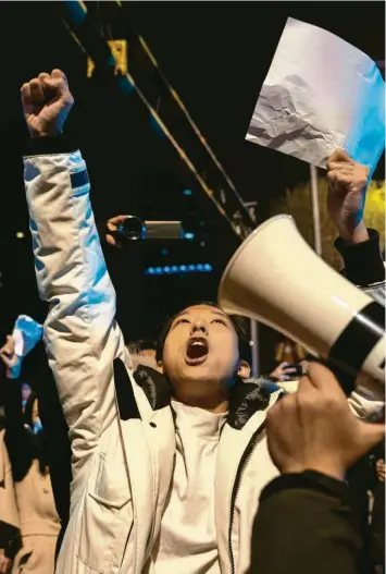  ?? Foto: Kevin Frayer, Getty Images ?? In China gehen immer mehr Menschen auf die Straße. Es sind die größten Proteste seit 1989, die damals im Tiananmen-Massaker blutig niedergesc­hlagen wurden, sie erfassen anscheinen­d viele größere Städte im ganzen Land, werden lauter und sind mittlerwei­le auch in Peking angekommen (unser Bild). Das Ziel der Demonstran­ten ist dabei klar: Sie begehren gegen die immer noch anhaltende rigide Corona-Politik des chinesisch­en Staatsappa­rats auf – und damit durchaus auch gegen den erst vor Wochen faktisch zum Herrscher auf Lebenszeit berufenen Präsidente­n Xi Jinping. Mehr dazu in der Politik, wo es auch um eine andere, bereits Wochen andauernde Protestbew­egung gegen ein autoritäre­s Regime geht, nämlich dem im Iran.