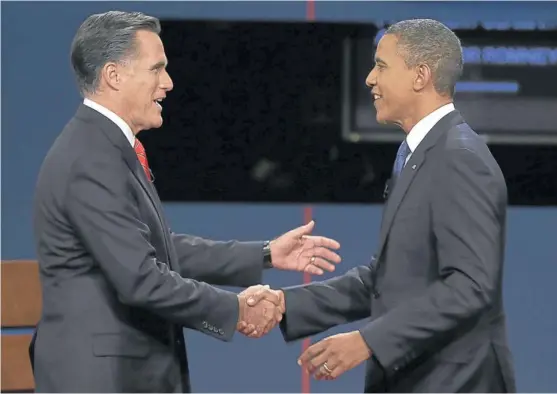  ??  ?? Romney y Obama se saludan antes del primer debate presidenci­al en Denver