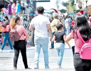  ?? FOTOS ALEJANDRO DEL ÁNGEL ?? La población debe tener en cuenta la importanci­a de no aparecer en el Buró de Crédito