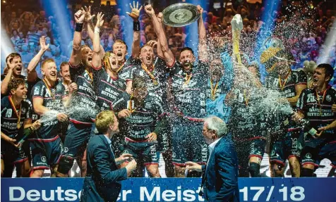  ?? Foto: dpa ?? Ausgelasse­n bejubeln die Handball Profis aus Flensburg ihren Triumph in eigener Halle.