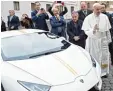  ?? Foto: dpa ?? Als Papamobil ungeeignet: Papst Fran ziskus lässt den Lamborghin­i, den er ge schenkt bekommen hat, für gute Zwecke versteiger­n.
