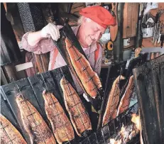  ?? RP-FOTOS (2): ACHIM BLAZY ?? Ratingen Marketing hofft, dass das Genießerwo­chenende mit Fischmarkt – hier Lachskönig Siegfried Traber – noch stattfinde­n kann.
