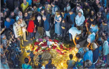  ??  ?? Seguidores del artista ponen flores y velas alrededor de la estrella del cantante armenio-francés Charles Aznavour en la plaza que lleva su nombre en la ciudad de Ereván, capital de Armenia.