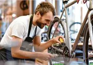  ?? Foto: industrieb­lick ?? Um nach der Winterpaus­e sicher und unbeschwer­t in den Frühling starten zu können, sollten Radfahrer ihr Gefährt vom Fahrradmec­haniker überprüfen lassen.