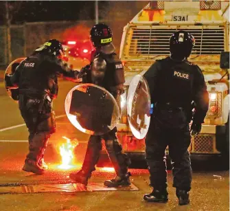  ?? JASON CAIRNDUFF/REUTERS ?? Grupos protestant­es y unionistas encabezaro­n los disturbios nocturnos pese al llamado a guardar luto por la muerte del príncipe Felipe