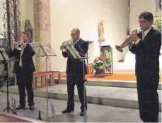  ?? FOTO: ANTON MUNDING ?? Die Biberacher Bachtrompe­ten im Altarraum von St. Georg (v. l.): Michael Bischof, Hans Mohr und Timo Bossler.