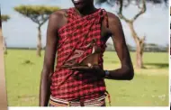  ??  ?? Mujeres de Kenia y Tanzania bordan a mano los motivos que decoran las sandalias de ‘Maasai’, de Pikolinos.