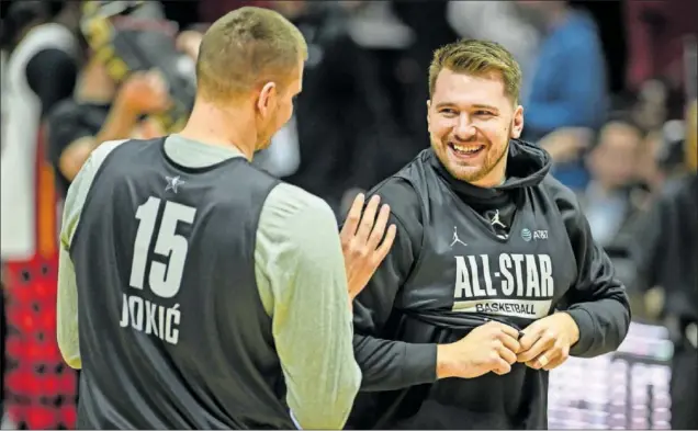  ?? ?? Nikola Jokic y Luka Doncic bromean durante un entrenamie­nto del All Star 2024, que se disputó en Indiana.
