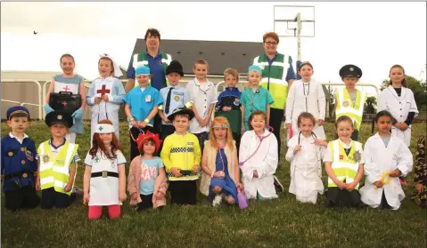  ??  ?? Monaseed NS pupils with Martha Hogan and Suzanne Paisley of Craanford Monaseed First Responders.