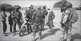  ??  ?? Malian and French soldiers patrol during anti-insurgent operations in Tin Hama, Mali.(Photo: www.theguardia­n.com)