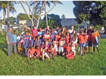  ??  ?? M Luís Bossa vai de dois em dois anos à Beira, em Moçambique, para desenvolve­r atividades com as crianças do Orfanato dos Santos Inocentes