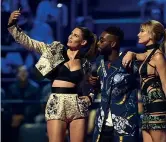  ??  ?? Selfie Da sinistra, la top Bianca Balti, il rapper Tinie Tempah e la modella Hailey Baldwin ieri sul palco del Forum
