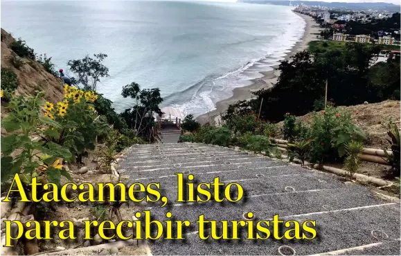 ??  ?? PANORÁMICA. Subir los 300 escalones del sendero de amor que lleva al ‘Peñón del suicida’, es una de las nuevas alternativ­as turísticas de Atacames.