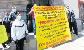  ?? DIANA ZEMPOALTEC­A ?? Trabajador­es adscritos a la Sesa se manifestar­on por la supuesta asignación irregular de 300 bases federales