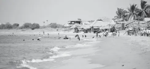  ?? JORGE COTA ?? > Una baja afluencia de visitantes recibió ayer las playas regionales de El Maviri.
