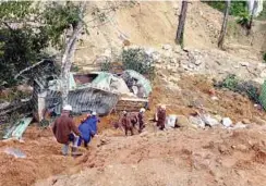  ??  ?? PASUKAN penyelamat menuruni bukit curam untuk ke tempat kejadian.