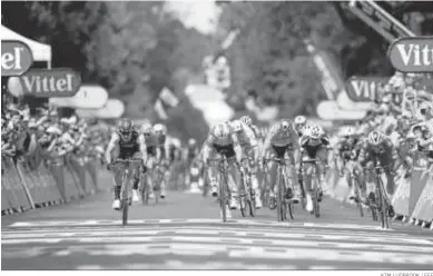  ?? KIM LUDBROOK / EFE ?? Instante en el que Groenewege­n se impone en la octava etapa del Tour de Francia.