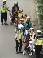  ?? BOY SLAMET/JAWA POS ?? EFEK JERA: Satlantas Polresta Sidoarjo merazia pelajar bermotor di depan Stadion Jenggolo kemarin.