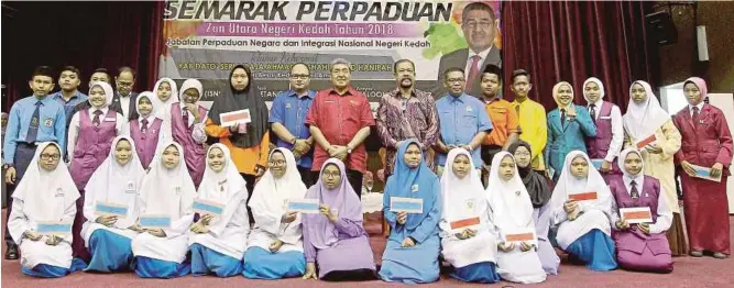  ?? [FOTO SHARUL HAFIZ ZAM/BH] ?? Ahmad Bashah bersama pelajar cemerlang Daerah Kota Setar yang menerima sumbangan pada Majlis Perasmian Seminar Semarak Perpaduan Zon Utara Negeri Kedah di Alor Setar, semalam.