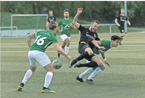  ?? FOTO: DIETER WIECHMANN ?? Schmerzhaf­ter Abend für Odenkirche­n und Dragan Kalkan (schwarzes Trikot): Gegen den VfB Solingen gab es eine 0:2-Heimnieder­lage.