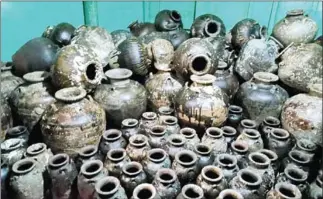  ?? POLICE ?? The 281 ancient vases were reportedly found under the sea in Koh Russey area in Commune III, Sihanoukvi­lle.