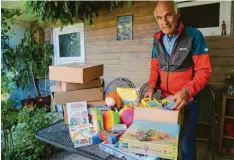  ?? Foto: Putz ?? Rudi Ruf vom Rotary Club Mindelheim hat in seinem Garten die Ferienkist­en für die Kinder finanziell schwächere­r Familien gepackt.