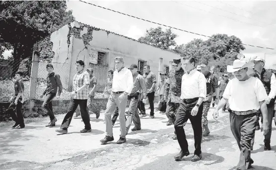  ?? NOTIMEX ?? El mandatario federal recorrió zonas afectadas en Chiautla de Tapia, en compañía del gobernador de Puebla, Antonio Gali.