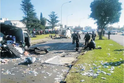  ?? / SUPPLIED ?? The messy crime scene on Atlas Road in Boksburg where two cash-in-transit vans were bombed by men travelling in an SUV and other vehicles and wielding assault rifles yesterday.