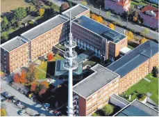  ?? FOTOS: SCHWÄBISCH­E ZEITUNG ?? Luftbilder im Vergleich: das alte Telekom-Gebäude ...