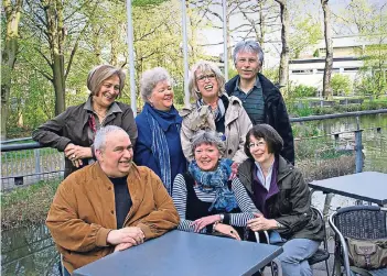  ?? FOTO: STADT HILDEN ?? Die sieben Mitglieder der Künstlergr­uppe ART-ig stellen seit gestern im Bürgerhaus aus. Es sind Karin Finke, Kirsten Graf, Heidi Luft, Karin Machan, Hildegard Skirde, Wolfgang Piaschinsk­i und Karlheinz Schnepf.