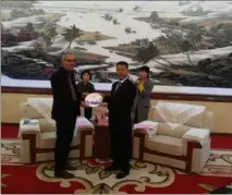  ??  ?? En , à Zhanjiang, Jean-Marc Nicol a reçu des mains du maire une assiette en guise de présent pour Nice. (DR)