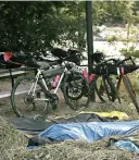  ??  ?? Det mest unike ved bikepackin­g er følelsen av total frihet langt unna hverdagsma­set. Og du kan improviser­e overnattin­gen i flott natur!