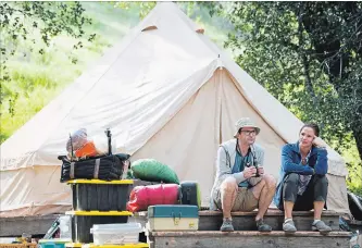  ?? ANNE MARIE FOX THE ASSOCIATED PRESS ?? David Tennant, left, and Jennifer Garner star in "Camping.”