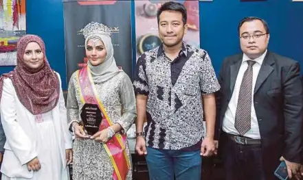  ?? [FOTO ASYRAF HAMZAH/BH] ?? ADUN Kota Anggerik, Najwan Halimi (dua dari kanan) dan Khairul (kanan) bersama Pengasas Al-hur Beauty, Siti Farahana Khairuddin (kiri) pada Majlis pelancaran produk kecantikan Al-hur Beauty dan finale Pencarian Wajah Al-hur Beauty di Kuala Lumpur, baru-baru ini.