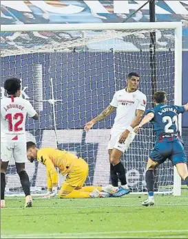  ?? FOTO: EFE ?? El acta arbitral del Levante-Sevilla da el gol a Miramón y no en propia puerta