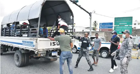  ??  ?? La Policía ha detenido a miles de ciudadanos en franca violación al toque de queda en distintos puntos del país.