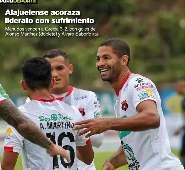  ?? JOHN DURÁN ?? Álvaro Saborío (der.) y Alonso Martínez (16) fueron los héroes de Alajuelens­e para revertir el juego ante Grecia. En la imagen festejan con Jurguens Montenegro. Los erizos comandan el Grupo A con 12 puntos, seguidos por Herediano (10).