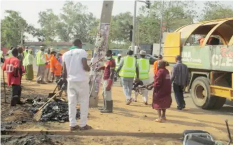  ??  ?? People clearing drainages during last Saturday’s sanitation exercise in Kaduna.