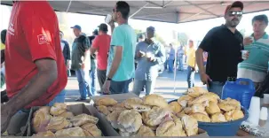  ??  ?? Sanduíches, macarronad­a e até churrasco fogo de chão foram divididos entre caminhonei­ros, familiares e curiosos que se juntaram nos locais de paralisaçã­o