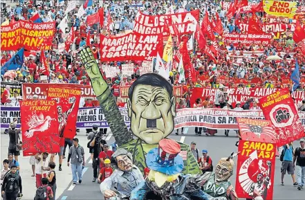  ?? [ Reuters ] ?? Duterte als Hitler (dessen Fan der philippini­sche Präsident ist): Demonstran­ten fordern Einhaltung der Menschenre­chte.