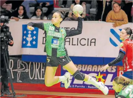  ?? Foto: BM Porriño ?? La extremo zurda Luzia Zamora se eleva para lanzar en el choque de Liga ante el Porriño.