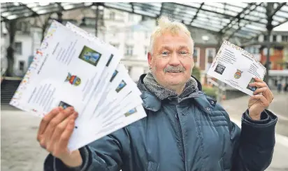  ?? RP-FOTO: STEPHAN KÖHLEN ?? Udo Wolffram von der Großen Erkrather Karnevalsg­esellschaf­t mit den Suchzettel­n, die an Schulen verteilt und in Hausbriefk­ästen geworfen werden.