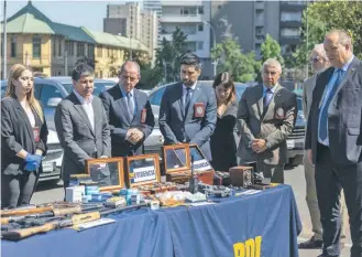  ?? / AGENCIAUNO ?? Hasta armas fueron decomisada­s en el marco de la “Operación Tributo”.