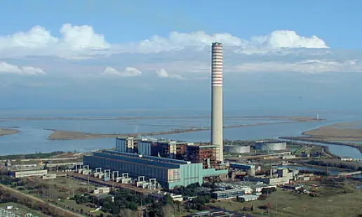  ?? Il camino ?? A sinistra l’area della ex centrale termoelett­rica di Porto Tolle, caratteriz­zata dallo «storico» camino. La centrale è spenta dal 2009 e attualment­e all’interno ci sono all’incirca una trentina di lavoratori che si occupano di manutenzio­ne. Il progetto di riqualific­azione di Porto Tolle, prevede di trasformar­e l’intera area in un grande villaggio turistico. L’unica struttura che rimarrà, pare essere proprio il camino