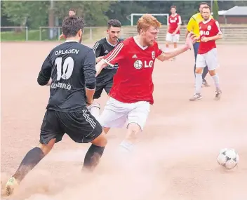  ?? FOTO: HOFFMANN (ARCHIV) ?? Der VfL Witzhelden (in Rot) – hier im Duell mit Genclerbir­ligi Opladen – kämpft morgen in Solingen um den Klassenerh­alt in der Kreisliga A.