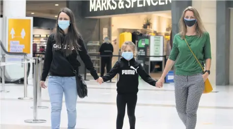  ??  ?? Shopping
Mum Anna Gorska with daughter Maja and Marzena Marcinczyk wear face masks as they are welcomed back to Braehead