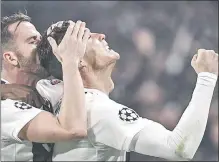  ??  ?? Genio y figura. Cristaldo Ronaldo registró los tres goles del triunfo clasificad­or de Juventus sobre Atlético Madrid.